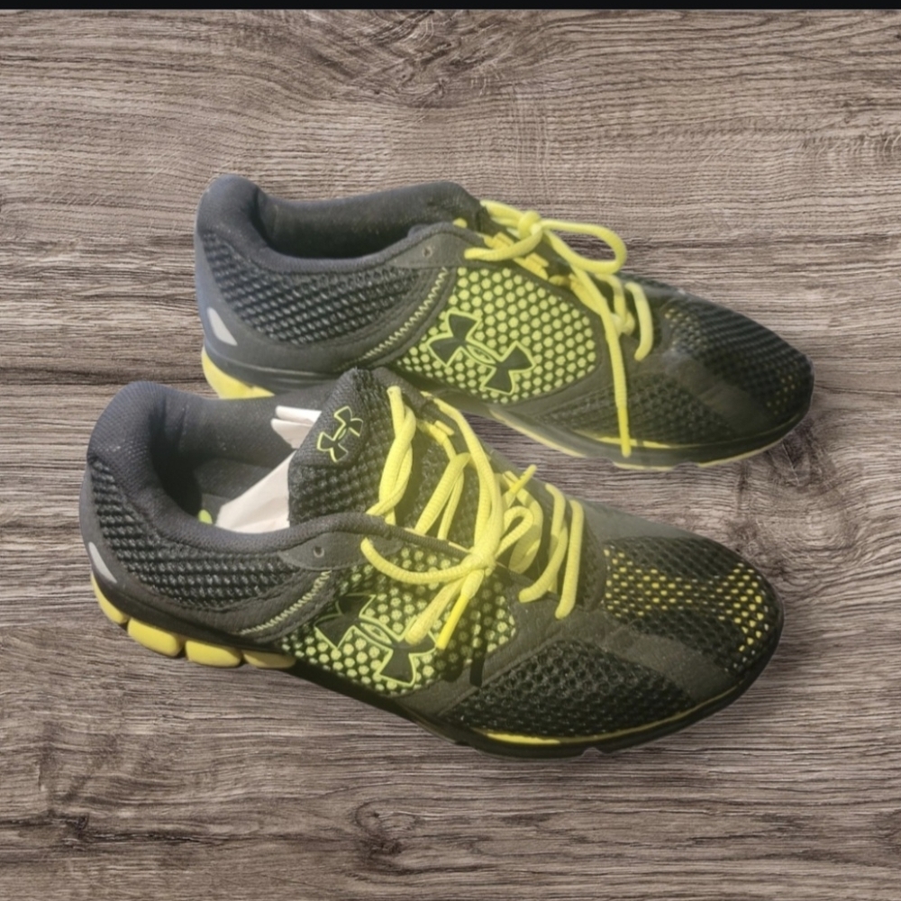 Under Armour 9.5 black with lighting green yellow shoes